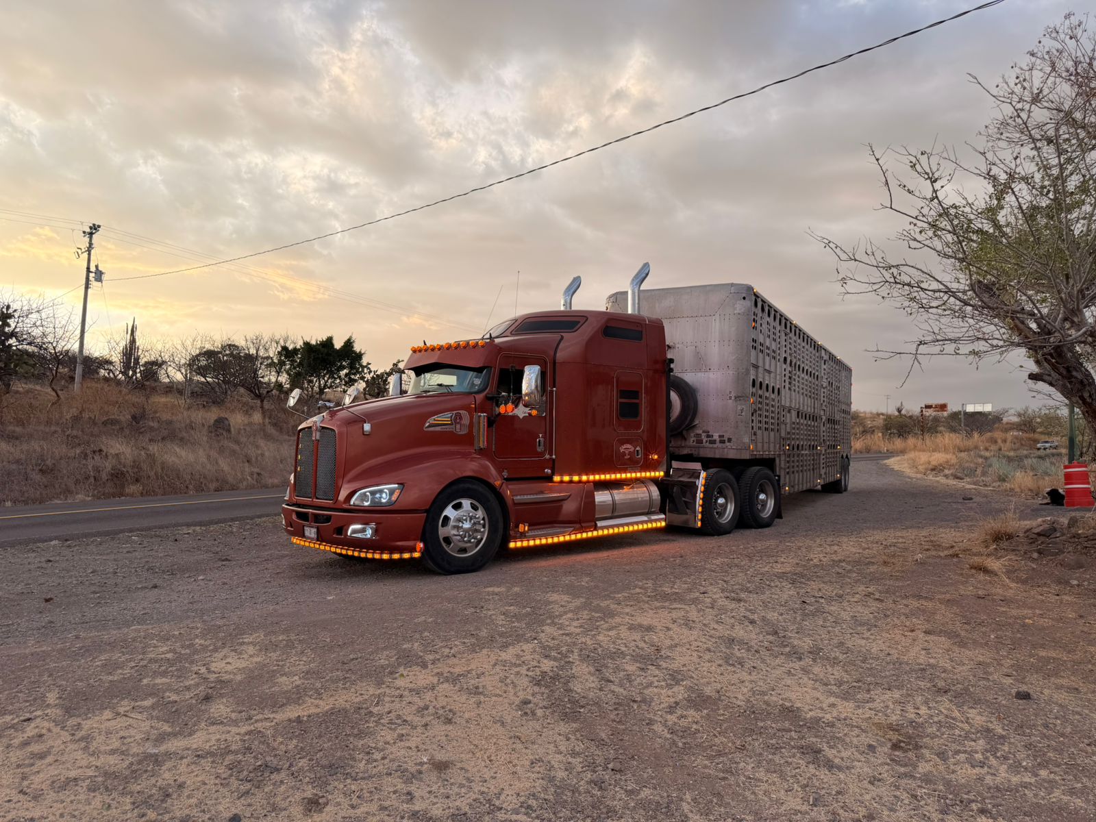 Trailer rojo de Transportes Alonso's en patio operativo